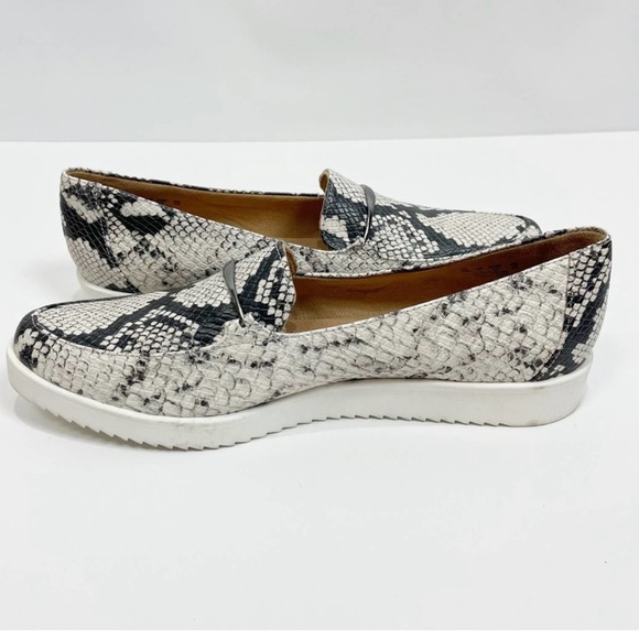 NATURALIZER Ranger Loafer in Alabaster Snake Size: 6 - Picture 9 of 11